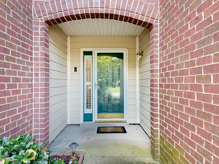 625 Heath Pl — Photo 2