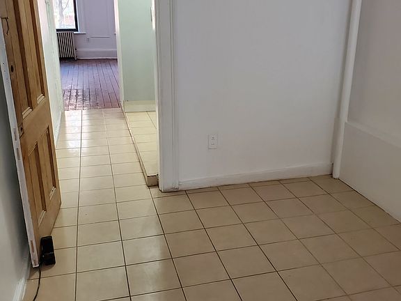 4th image of 524 E 6th St APT 5