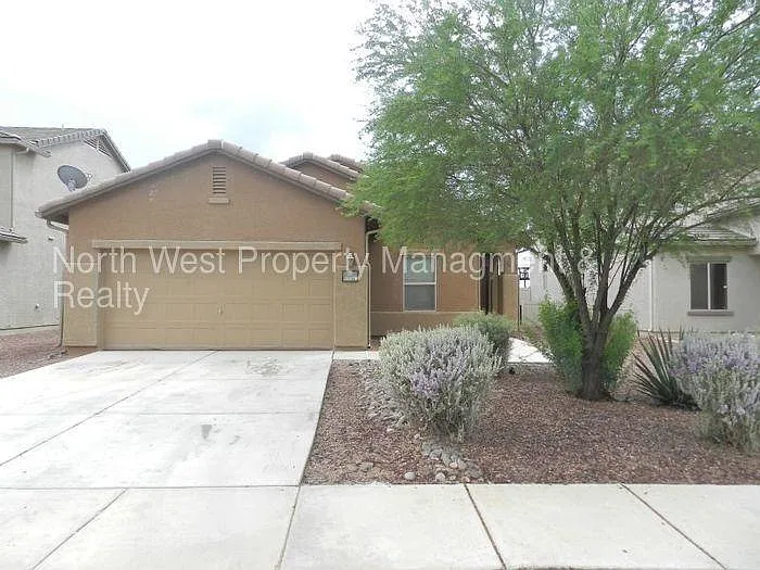 Red Rock - Move in ready, 1 story, 4 bedroom, 2 bath, community pool — Photo 1