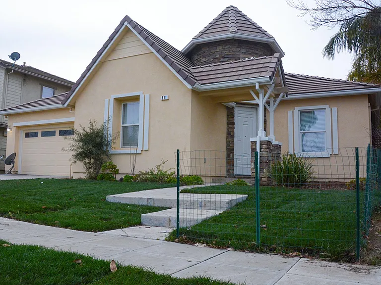 811 Ellerbrook St — Photo 1
