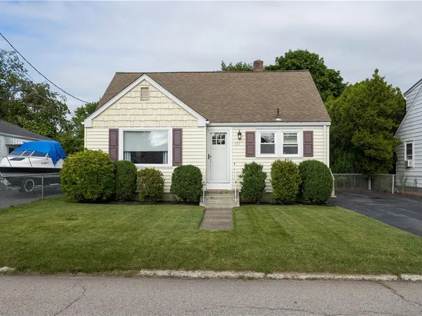 121 Woodbury St, Pawtucket, RI 02861