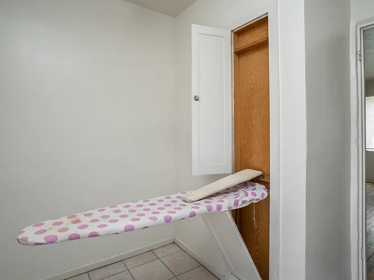 Regina Apartments — Photo 11