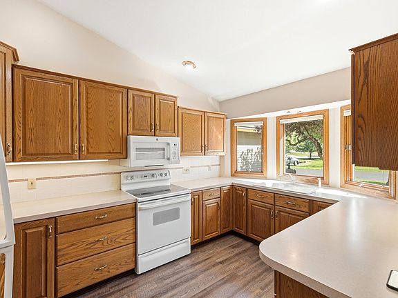5th image of 8726 Kari Ln SW