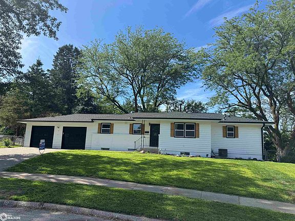 3rd image of 10 Fair Ridge Cir