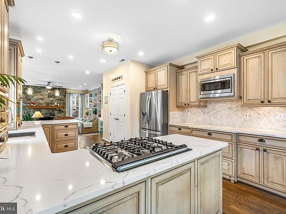 5th image of 816 Caren Dr