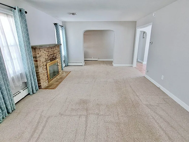1170 Westminster Ave — Photo 3
