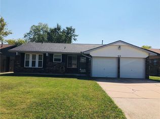 616 SW 10th St, Moore, OK 73160