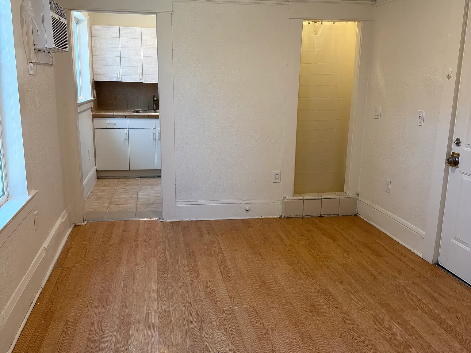 Studio, 350 sqft, $920 — Photo 3