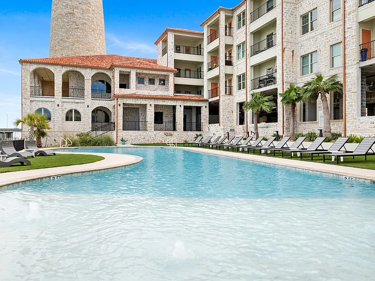 JPAGE-Multifamily-LighthousePointe-Exterior-2658