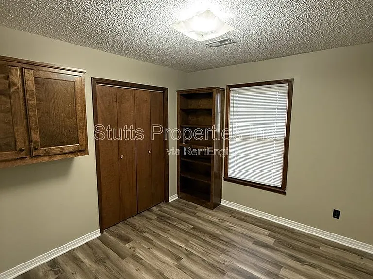 913 Waverly Ave — Photo 9
