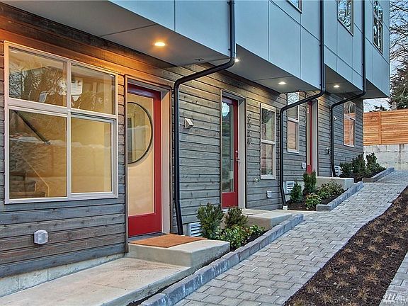 Private driveway to the end unit