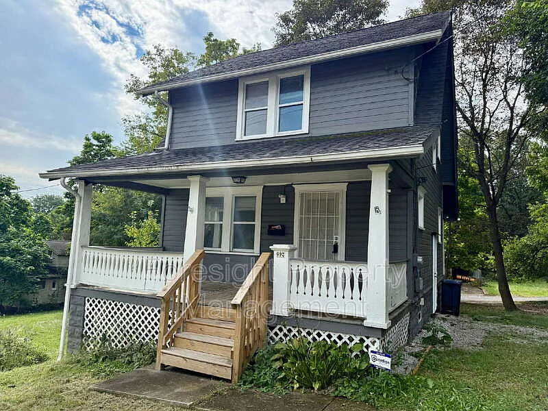 3 bed, 1.0 bath, 1360 sqft, $1,250 — Photo 2