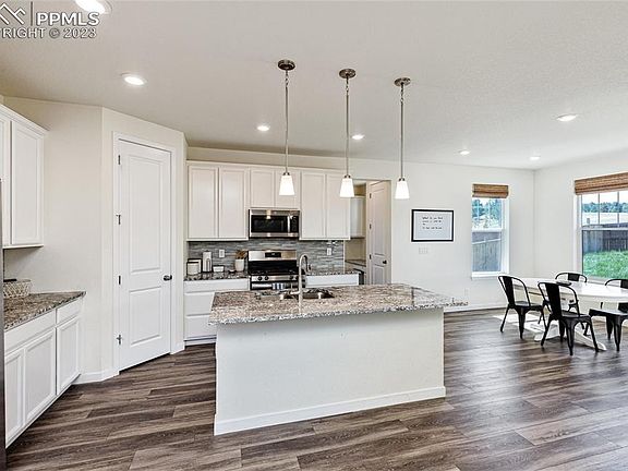 3rd image of 850 Avena Dr