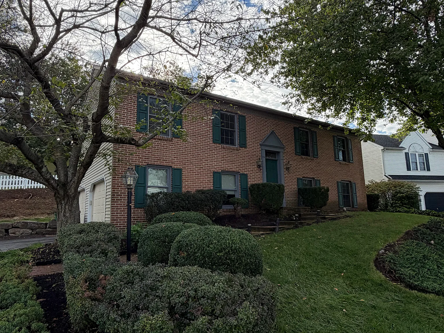 3 bed, 2.5 bath, 1892 sqft, $2,500 — Photo 2