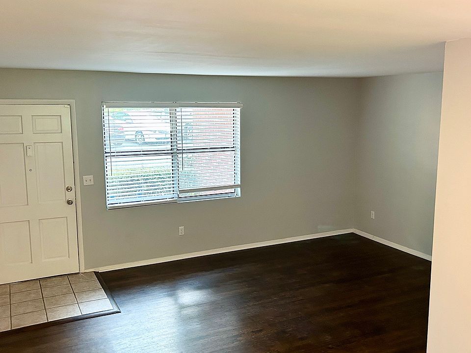 Entry/Living Room