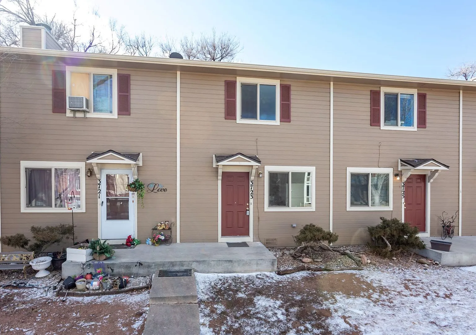 Spacious 2-Bed, 2-Bath Fourplex Unit in Prime Location! — Photo 1