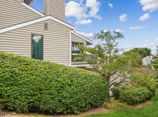 42 Overlook Dr, Clinton, NJ 08809