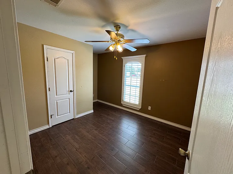 400 W Dengar Ave — Photo 9