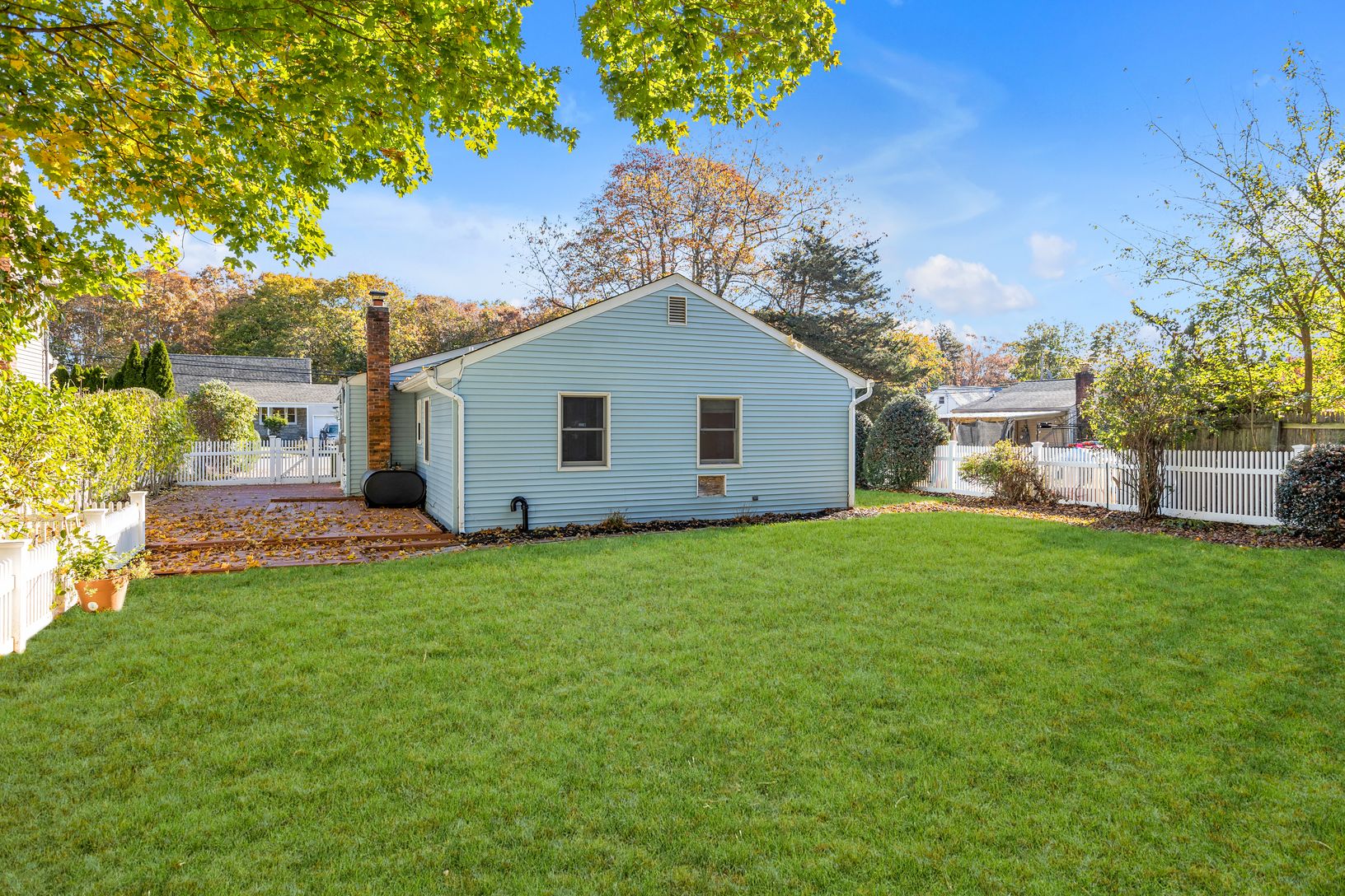  Large back yard with deck/patio area