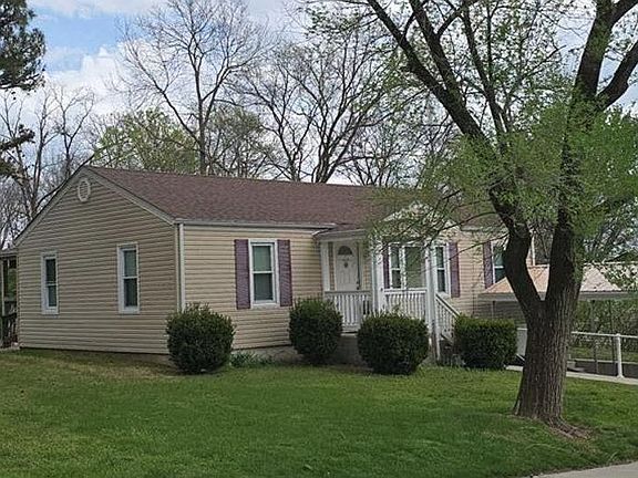3rd image of 956 Center St