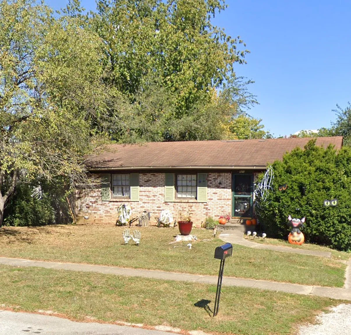 5 bed, 2100 sqft, $1,995 — Photo 1