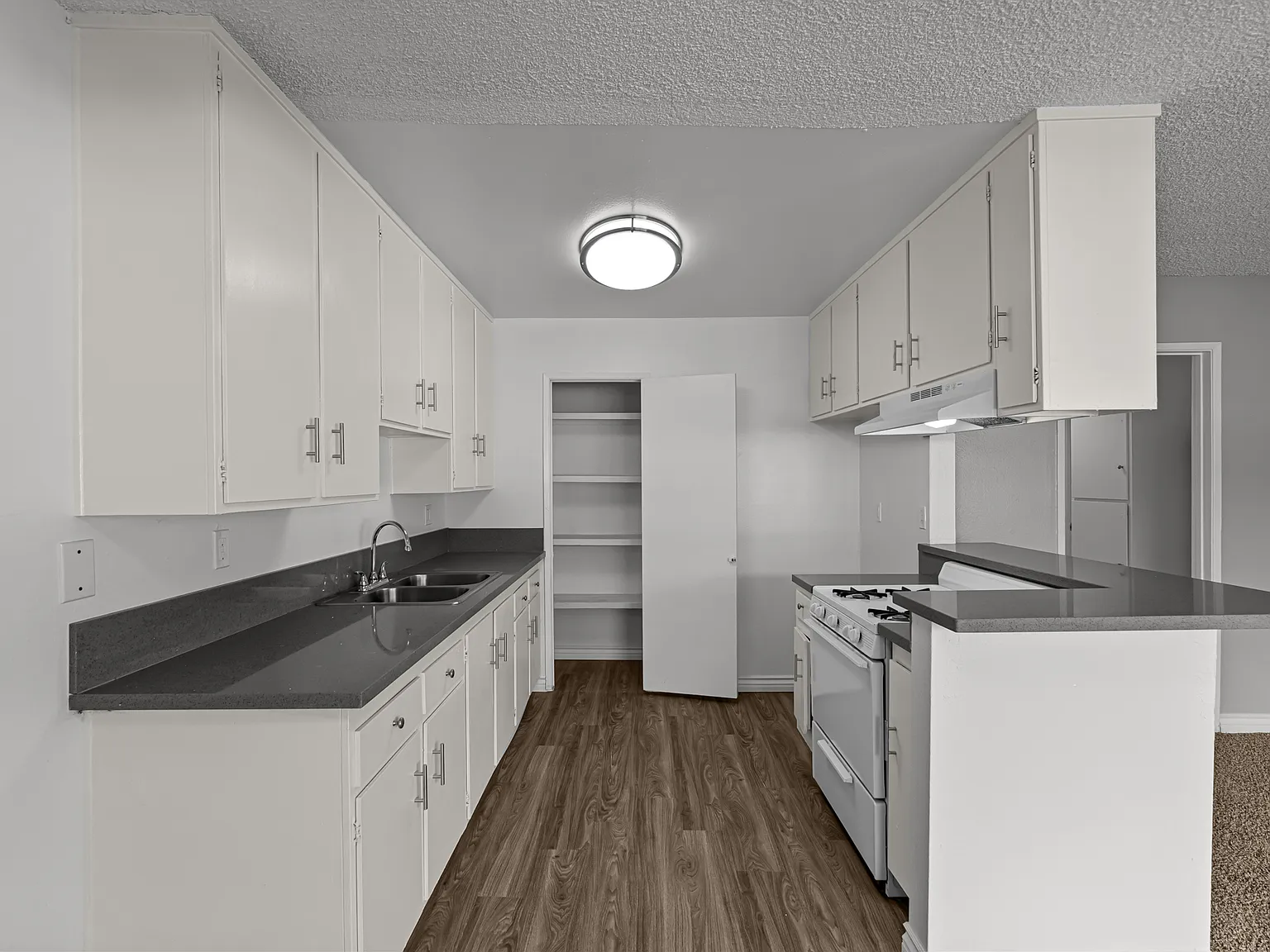 Lotus Gardens Apartments — Photo 3