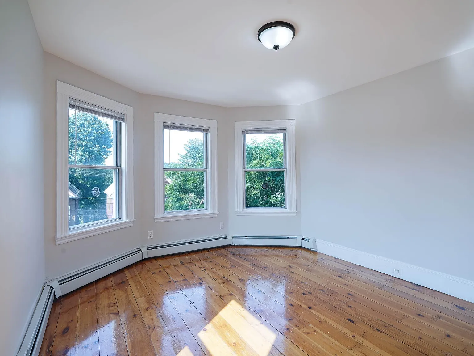 3 bed, 1.0 bath, 1326 sqft, $2,300 — Photo 3