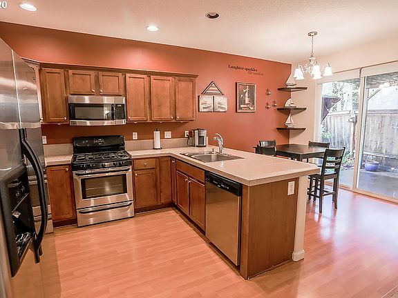 5th image of 5910 NE 60th Cir