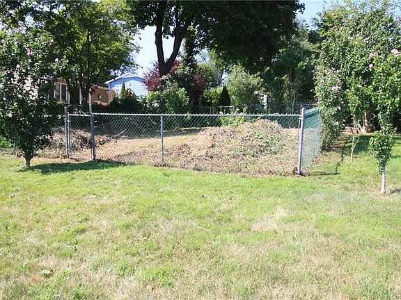 5th image of 127 Longfellow Dr