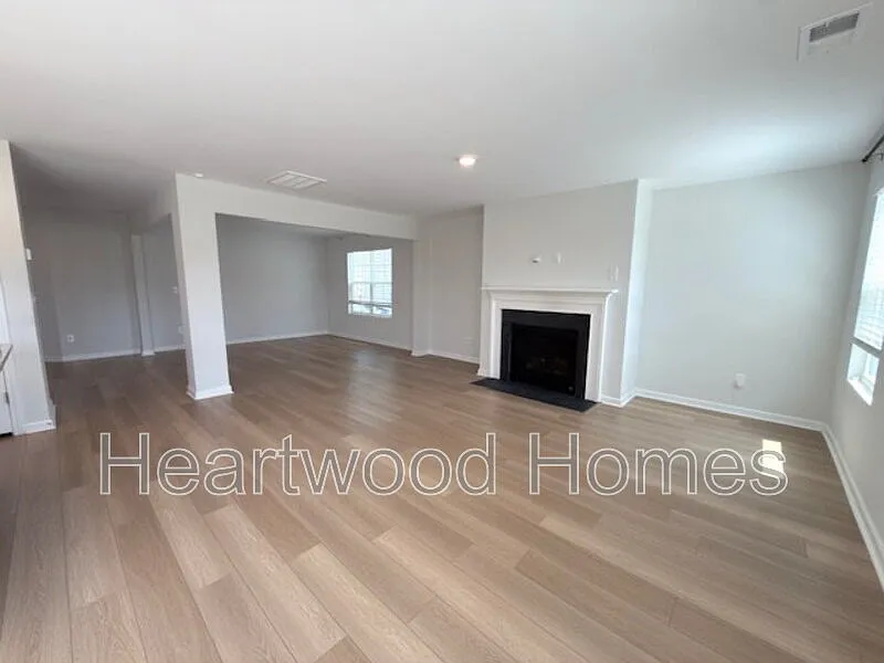 3 bed, 2.5 bath, 1962 sqft, $2,200 — Photo 2