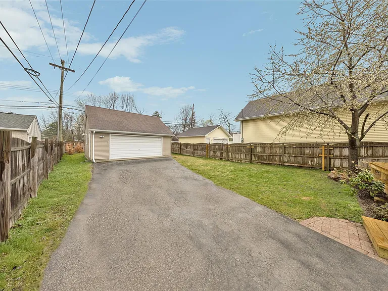 436 Park St — Photo 27