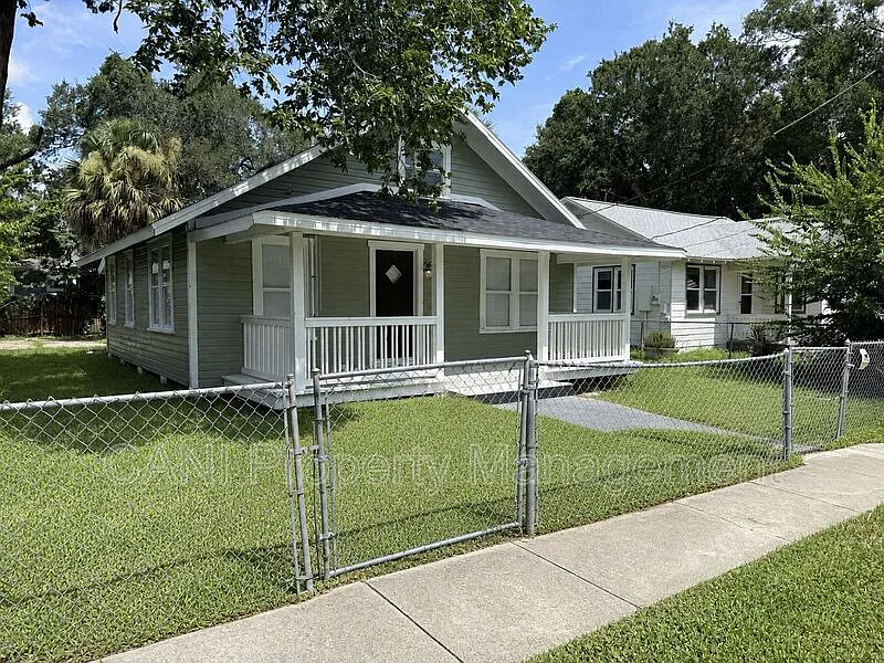 2 bed, 1.0 bath, 814 sqft, $1,495 — Photo 2
