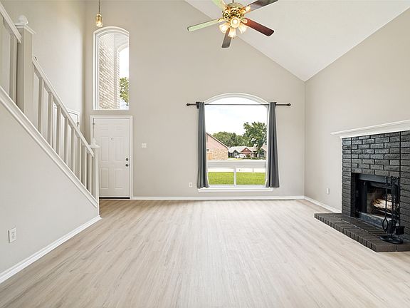 3rd image of 143 Cresthaven Dr