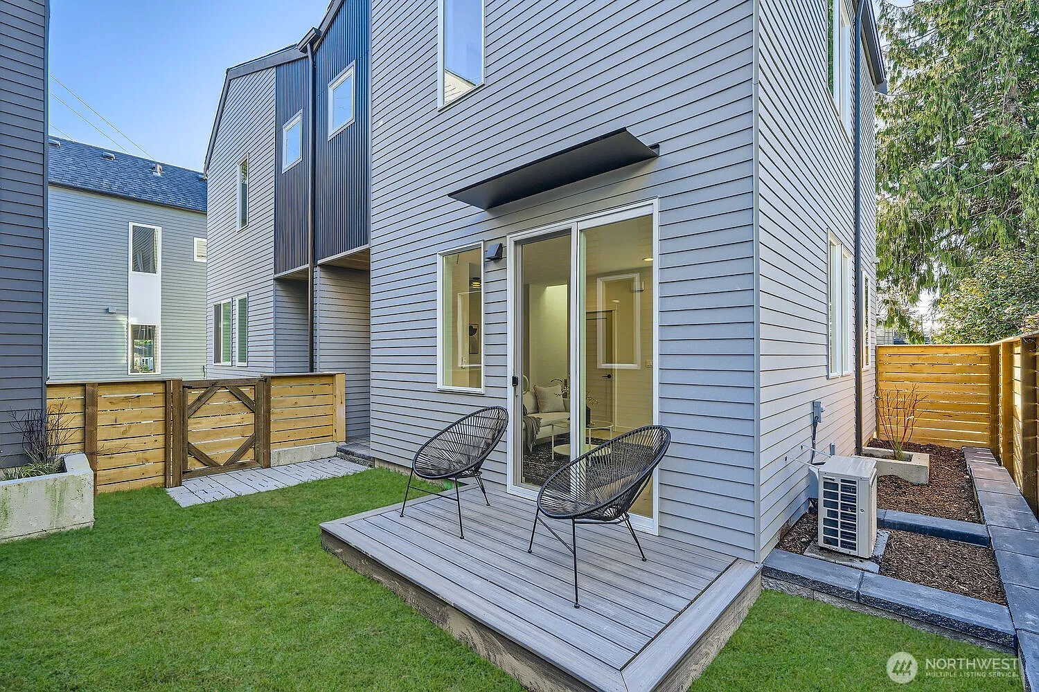 8469 Seward Park Avenue S photo 1