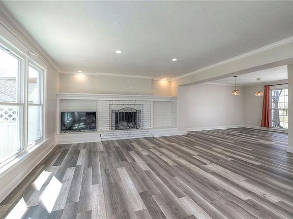 5th image of 10537 Bond St