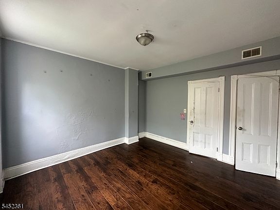 3rd image of 60.5 Oak Street