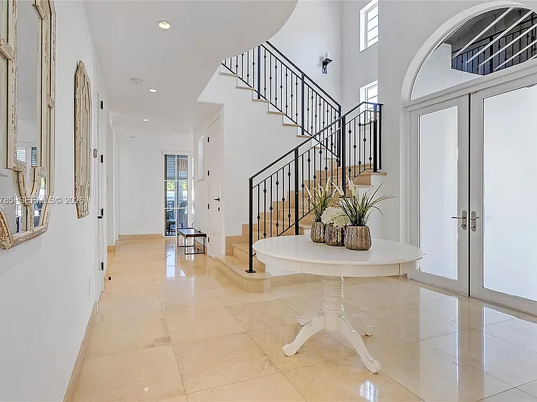 350 Redwood Ln — Photo 4
