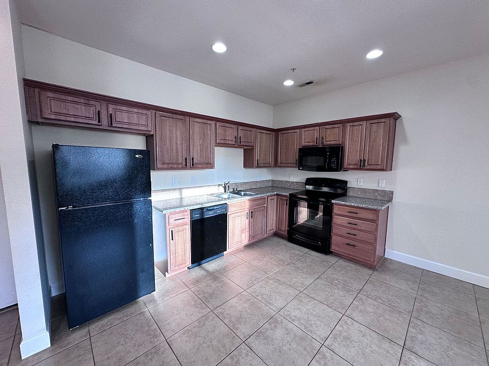 1st image of 165 Lancaster Dr APT 2