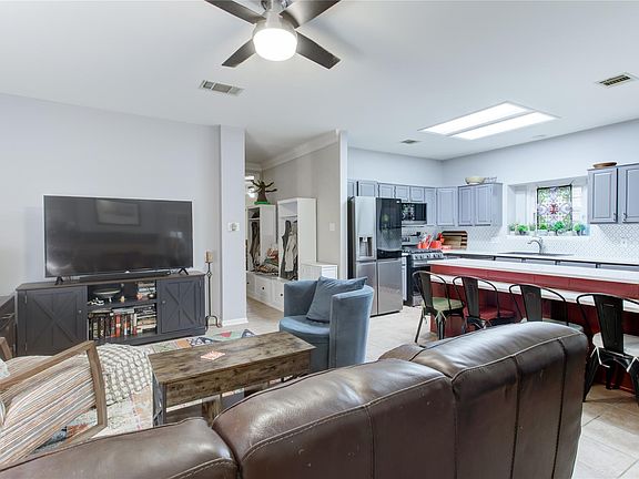 3rd image of 2223 Mockingbird Dr