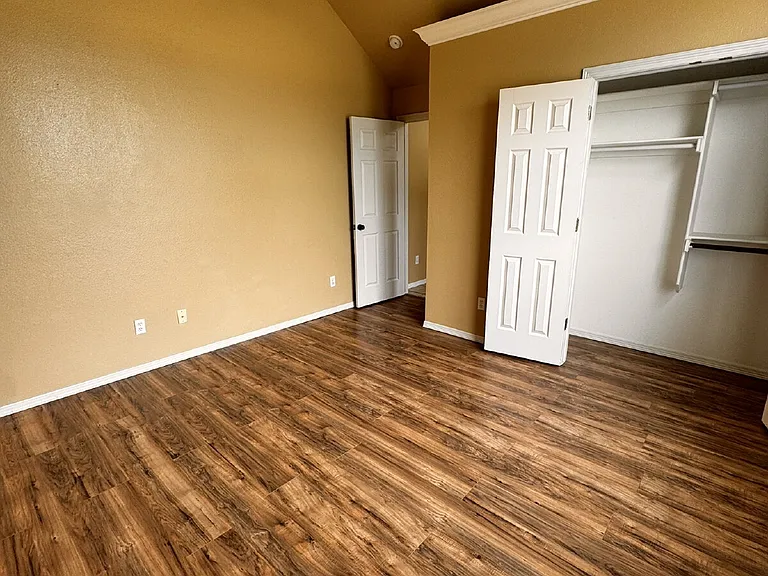 1532 Hutchinson St — Photo 16