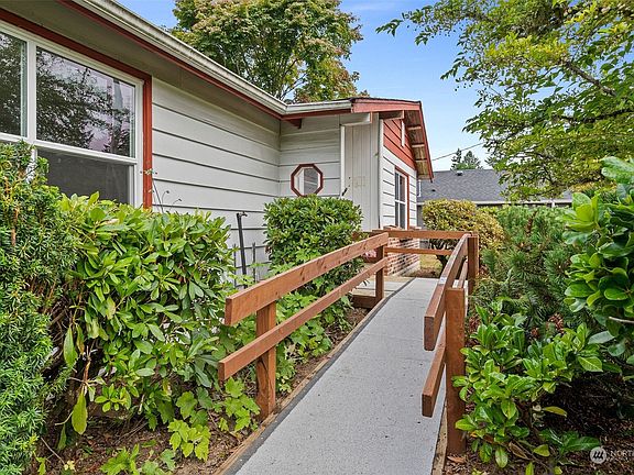 4th image of 3015 Moore Street SE