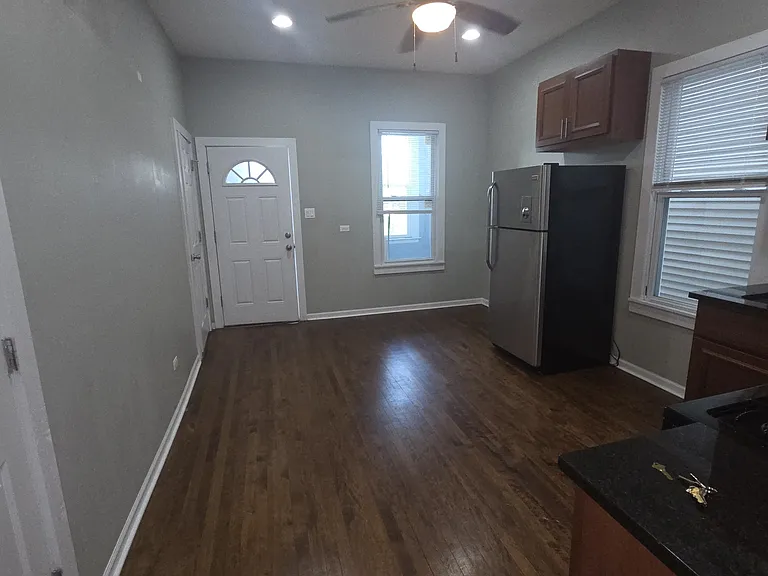 1332 W Barry Ave #2 — Photo 2