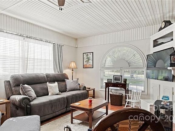 3rd image of 2610 Sunset Dr