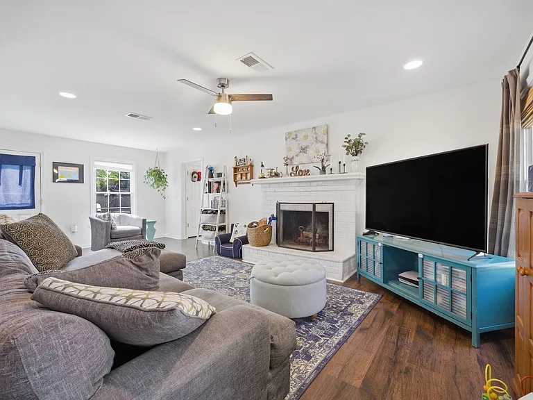368 Gainsborough Rd — Photo 9