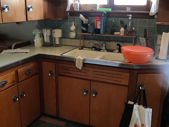 5th image of 203 Rossler Ave
