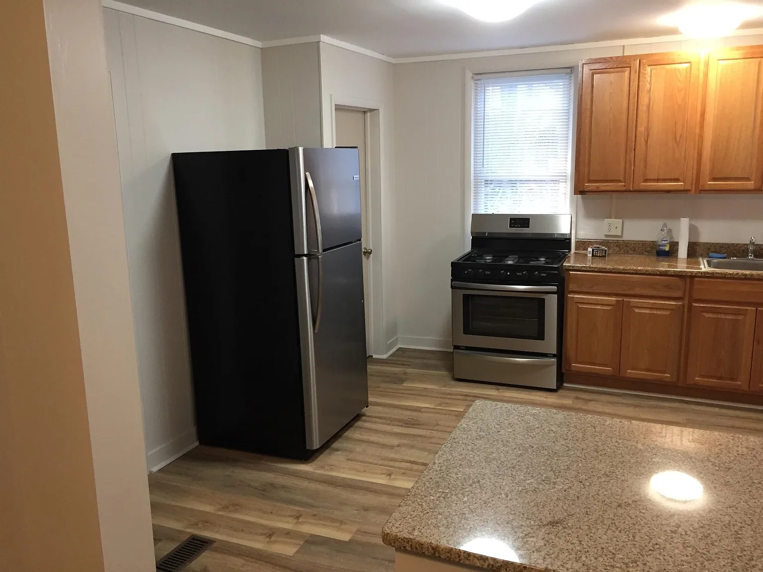 6 bed, 1.5 bath, 1501 sqft, $533 — Photo 3
