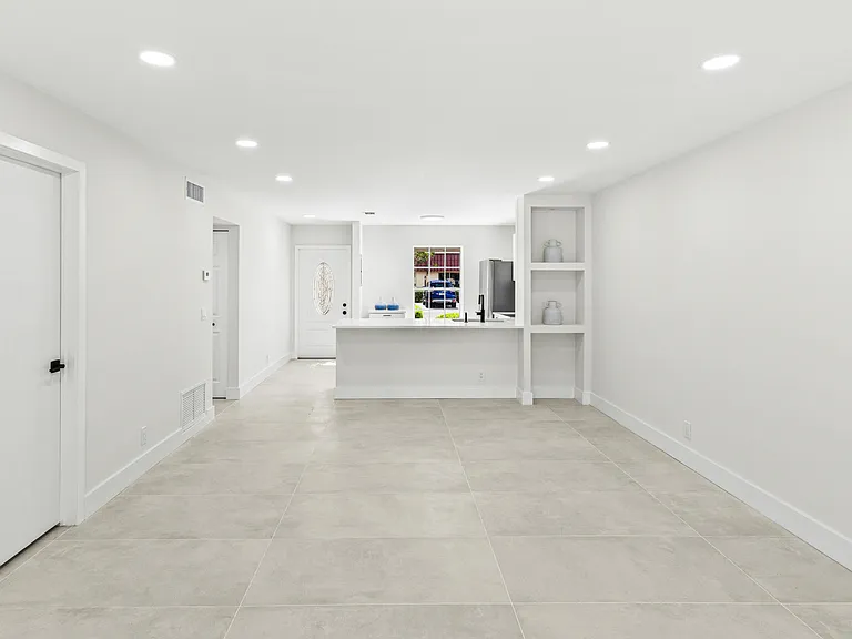733 Nantucket Cir — Photo 11