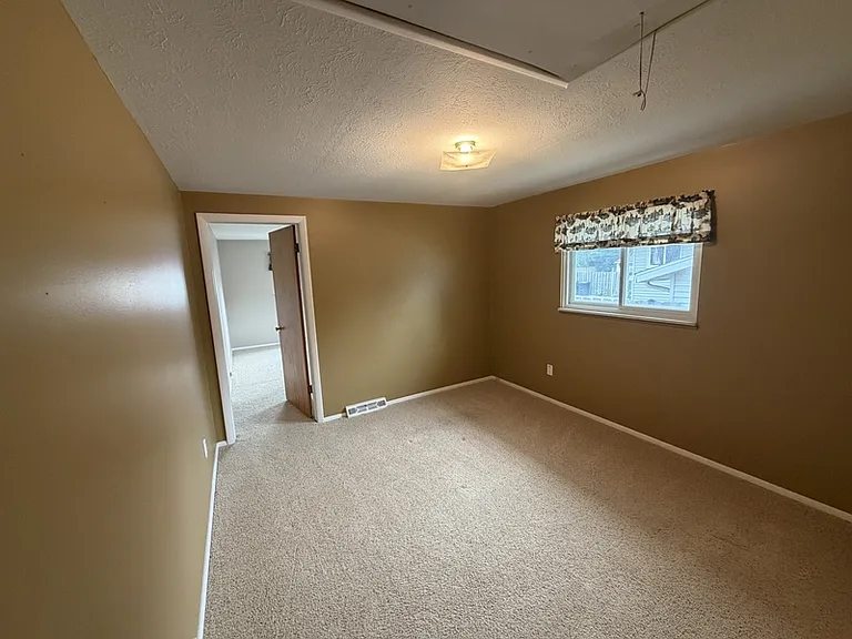 1187 Golden Gate Blvd — Photo 6