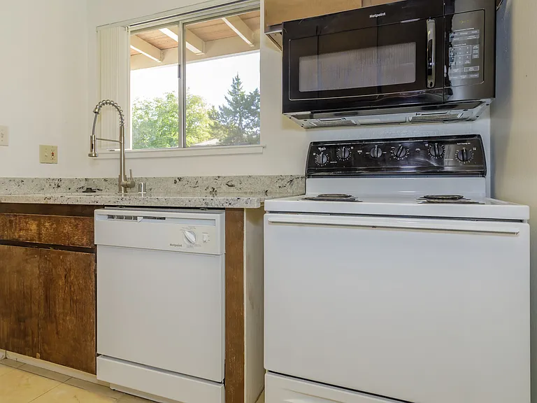 Alvarado Parkside — Photo 10