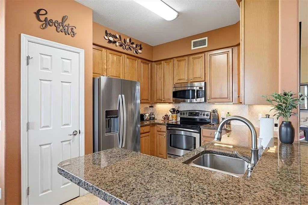 3 bed, 2.0 bath, 1786 sqft, $6,995 — Photo 2